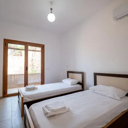 Roel House * Sarandë