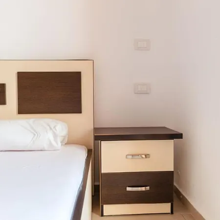 Roel House * Sarandë